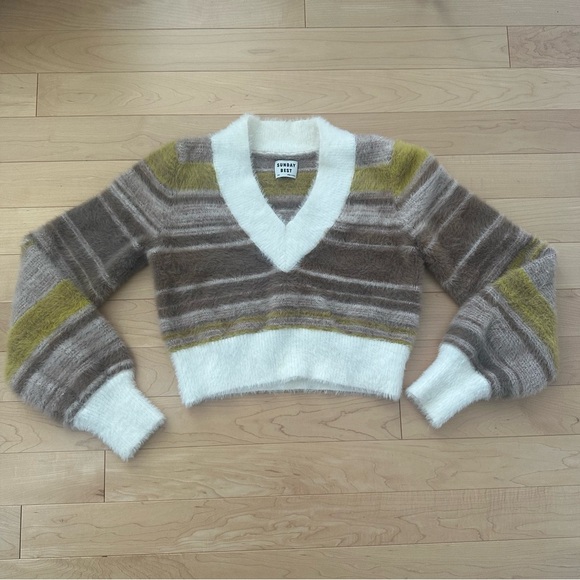 Aritzia Sunday Best kitten v-neck sweater - Picture 5 of 5